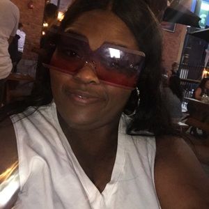 Meet your Posher, Ebony